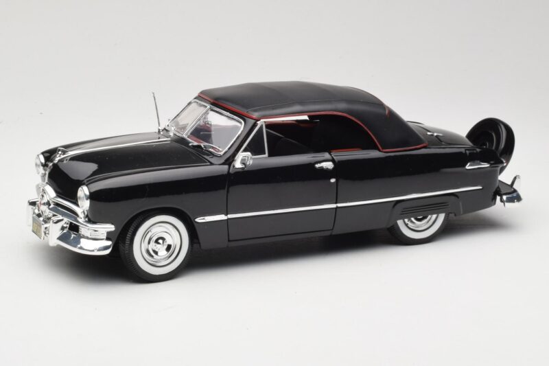 Ford Deluxe Cabriolet Black Maisto 1:18 31681 Diecast