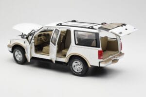 Ford Expedition Eddie Bauer White UT Models 1:18 22712 Diecast — photo 5 of 8