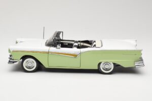 Ford Fairlane Skyliner Green & White Sun Star 1:18 FORD003 Diecast — photo 5 of 9