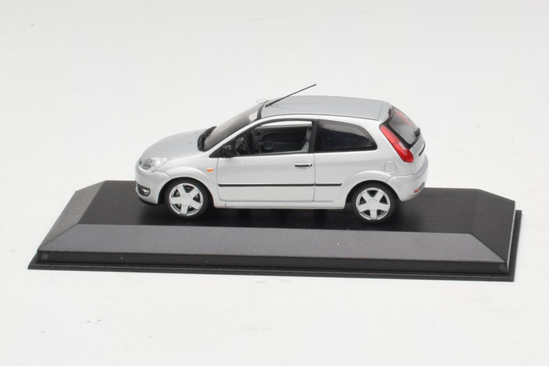 Ford Fiesta Mk5 2-Door Silver Minichamps 1:43 FIESTA003 Diecast