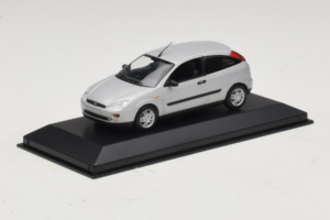 Ford Focus Mk1 3-Door Silver Minichamps 1:43 FOCUS005 Diecast — photo 2 of 5