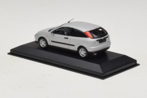 Ford Focus Mk1 3-Door Silver Minichamps 1:43 FOCUS005 Diecast — photo 3 of 5