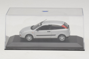 Ford Focus Mk1 3-Door Silver Minichamps 1:43 FOCUS005 Diecast — photo 4 of 5