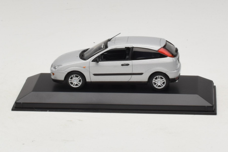Ford Focus Mk1 3-Door Silver Minichamps 1:43 FOCUS005 Diecast