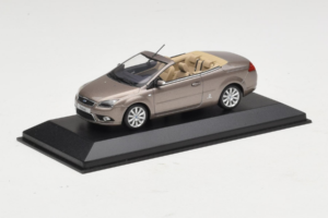 Ford Focus Mk2 CC Grey Minichamps 1:43 FORD005 Diecast — photo 2 of 4