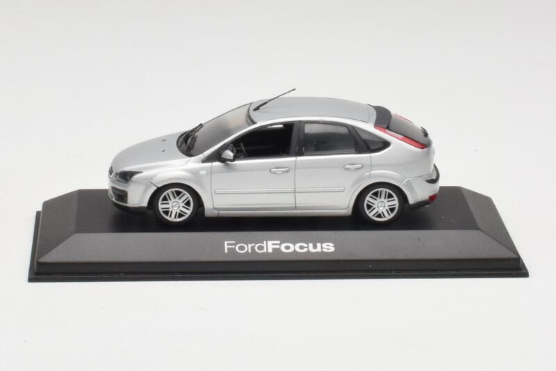 Ford Focus Mk2 Moondust Silver Minichamps 1:43 FOCUS002 Diecast