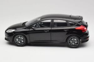 Ford Focus ST Mk2 Panther Black Metallic Minichamps 1:18 110082000 Diecast — photo 4 of 8