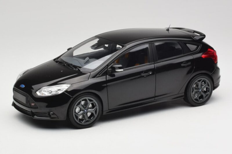Ford Focus ST Mk2 Panther Black Metallic Minichamps 1:18 110082000 Diecast