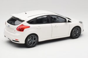Ford Focus ST Mk2 White Minichamps 1:18 110082004 Diecast — photo 3 of 8