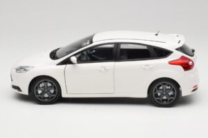 Ford Focus ST Mk2 White Minichamps 1:18 110082004 Diecast — photo 4 of 8