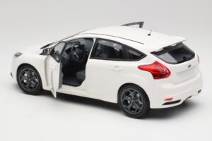 Ford Focus ST Mk2 White Minichamps 1:18 110082004 Diecast — photo 5 of 8