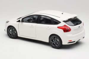 Ford Focus ST Mk2 White Minichamps 1:18 110082004 Diecast — photo 7 of 8