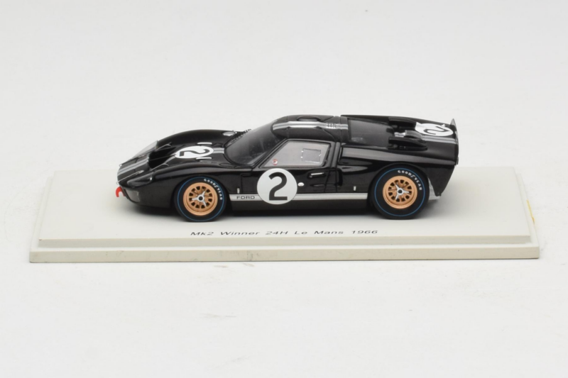 Ford GT40 Mk II #2 B. McLaren / C. Amon Shelby American Winner 24 Hours of Le Mans 1966 Spark 1:43 43LM66-O1 Resin