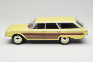 Ford Country Squire Yellow MCG 1:18 MCG18048 Diecast — photo 3 of 6
