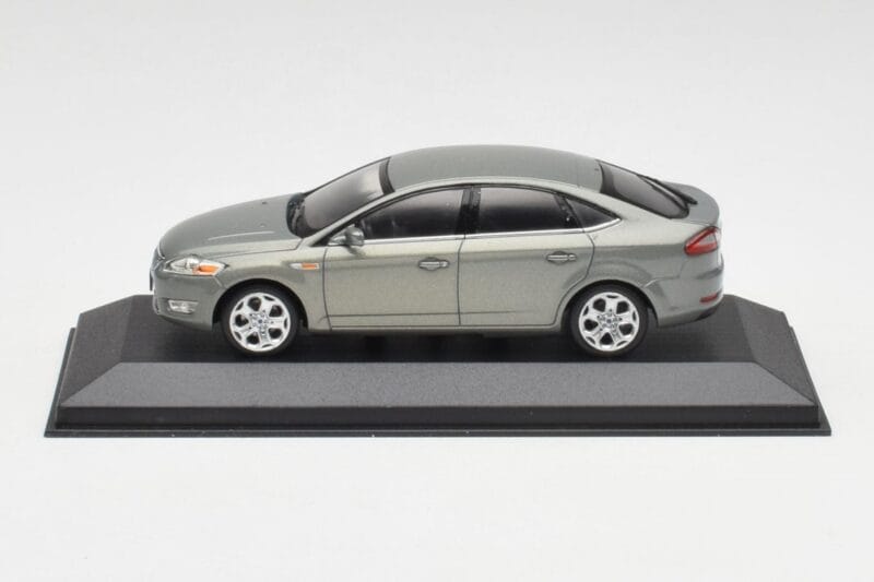 Ford Mondeo Mk3 Sedan Grey Metallic Minichamps 1:43 IND403086003 Diecast