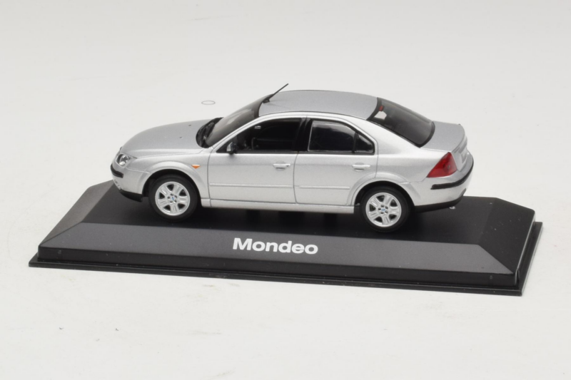 Ford Mondeo Mk3 Saloon Silver Minichamps 1:43 MONDEO005 Diecast