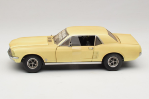 Ford Mustang Coupe Yellow The Walking Dead Greenlight 1:18 12958 Diecast — photo 4 of 8