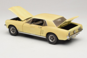 Ford Mustang Coupe Yellow The Walking Dead Greenlight 1:18 12958 Diecast — photo 5 of 8