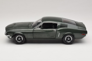 Ford Mustang GT Bullitt with Steve McQueen Figure Greenlight 1:18 12885 Diecast — photo 4 of 8