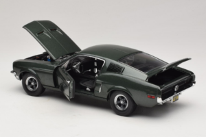 Ford Mustang GT Bullitt with Steve McQueen Figure Greenlight 1:18 12885 Diecast — photo 5 of 8