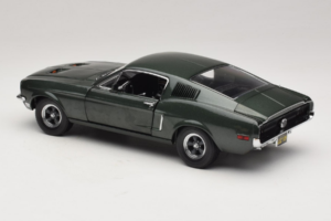Ford Mustang GT Bullitt with Steve McQueen Figure Greenlight 1:18 12885 Diecast — photo 7 of 8