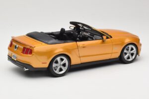 Ford Mustang GT S197 Convertible Gold Maisto 1:18 31158 Diecast — photo 2 of 7