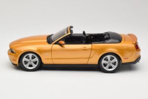 Ford Mustang GT S197 Convertible Gold Maisto 1:18 31158 Diecast — photo 3 of 7
