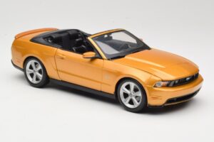 Ford Mustang GT S197 Convertible Gold Maisto 1:18 31158 Diecast — photo 5 of 7