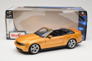 Ford Mustang GT S197 Convertible Gold Maisto 1:18 31158 Diecast — photo 7 of 7
