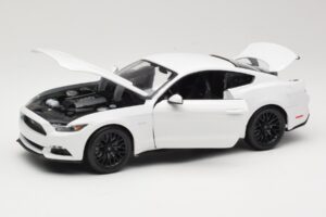 Ford Mustang GT S550 White Maisto 1:18 31197 Diecast — photo 2 of 8