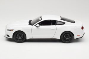 Ford Mustang GT S550 White Maisto 1:18 31197 Diecast — photo 4 of 8