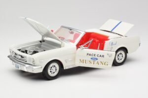 Ford Mustang Pace Car Wimbledon White Solido 1:18 81578 Diecast — photo 2 of 8