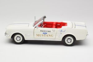 Ford Mustang Pace Car Wimbledon White Solido 1:18 81578 Diecast — photo 4 of 8