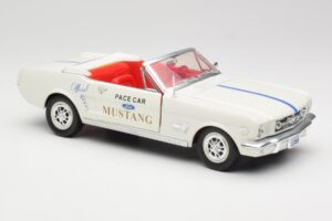 Ford Mustang Pace Car Wimbledon White Solido 1:18 81578 Diecast — photo 6 of 8