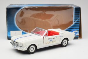 Ford Mustang Pace Car Wimbledon White Solido 1:18 81578 Diecast — photo 8 of 8
