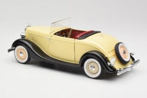 Ford Roadster Dearborn Yellow Solido 1:18 8008 Diecast — photo 7 of 8