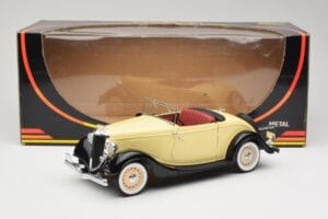 Ford Roadster Dearborn Yellow Solido 1:18 8008 Diecast — photo 8 of 8