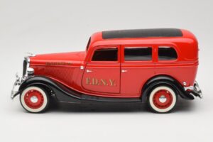 Ford Sedan Red Solido 1:18 8066 Diecast — photo 4 of 8