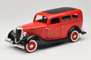 Ford Sedan Red Solido 1:18 8066 Diecast