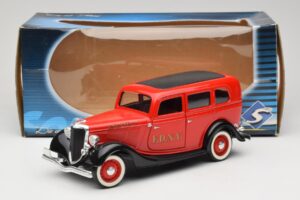 Ford Sedan Red Solido 1:18 8066 Diecast — photo 8 of 8