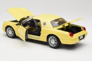 Ford Thunderbird Show Car Yellow Maisto 1:18 50336 Diecast — photo 5 of 8
