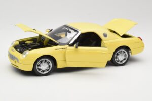 Ford Thunderbird Show Car Yellow Maisto 1:18 50336 Diecast — photo 2 of 8