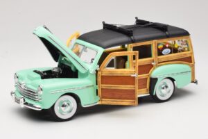 Ford Woody Panel Wagon Mint Green Road Signature 1:18 20028 Diecast — photo 2 of 8