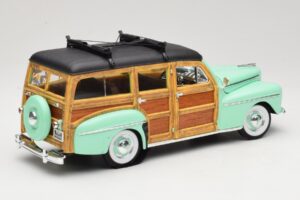 Ford Woody Panel Wagon Mint Green Road Signature 1:18 20028 Diecast — photo 3 of 8