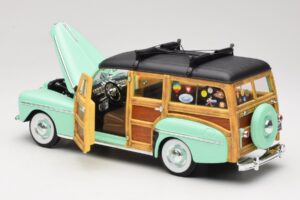 Ford Woody Panel Wagon Mint Green Road Signature 1:18 20028 Diecast — photo 5 of 8