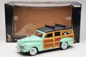 Ford Woody Panel Wagon Mint Green Road Signature 1:18 20028 Diecast — photo 8 of 8
