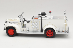 GMC Firetruck White Road Signature 1:18 20068 Diecast — photo 4 of 9