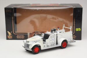 GMC Firetruck White Road Signature 1:18 20068 Diecast — photo 9 of 9
