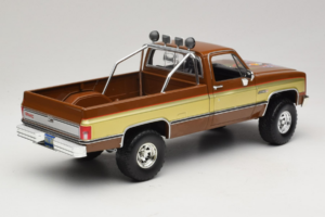 GMC K-2500 Sierra Grande Brown GreenLight 1:18 13560 Diecast — photo 3 of 8