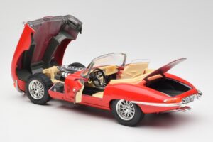 Jaguar E-Type Cabriolet Red Bburago 1:18 3016 Diecast — photo 5 of 8